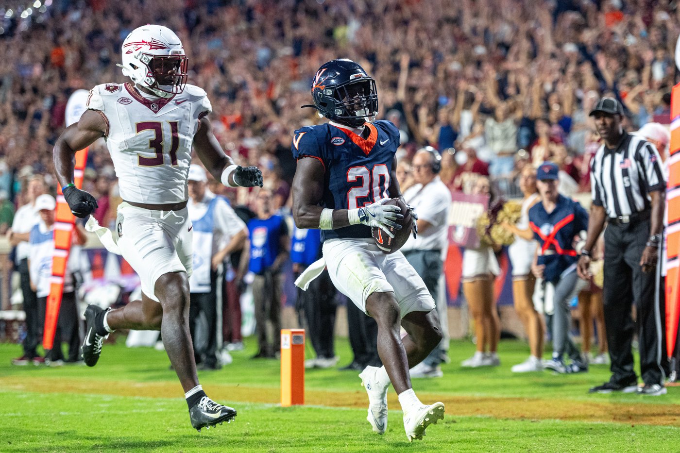 Virginia fans instantly storm field after upset victory over No. 8 Florida State | iNFOnews.ca