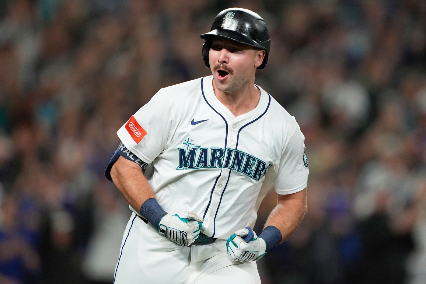 Cal Raleigh hits MLB-leading 59th and 60th homers to help the Mariners wrap up AL West | iNFOnews.ca