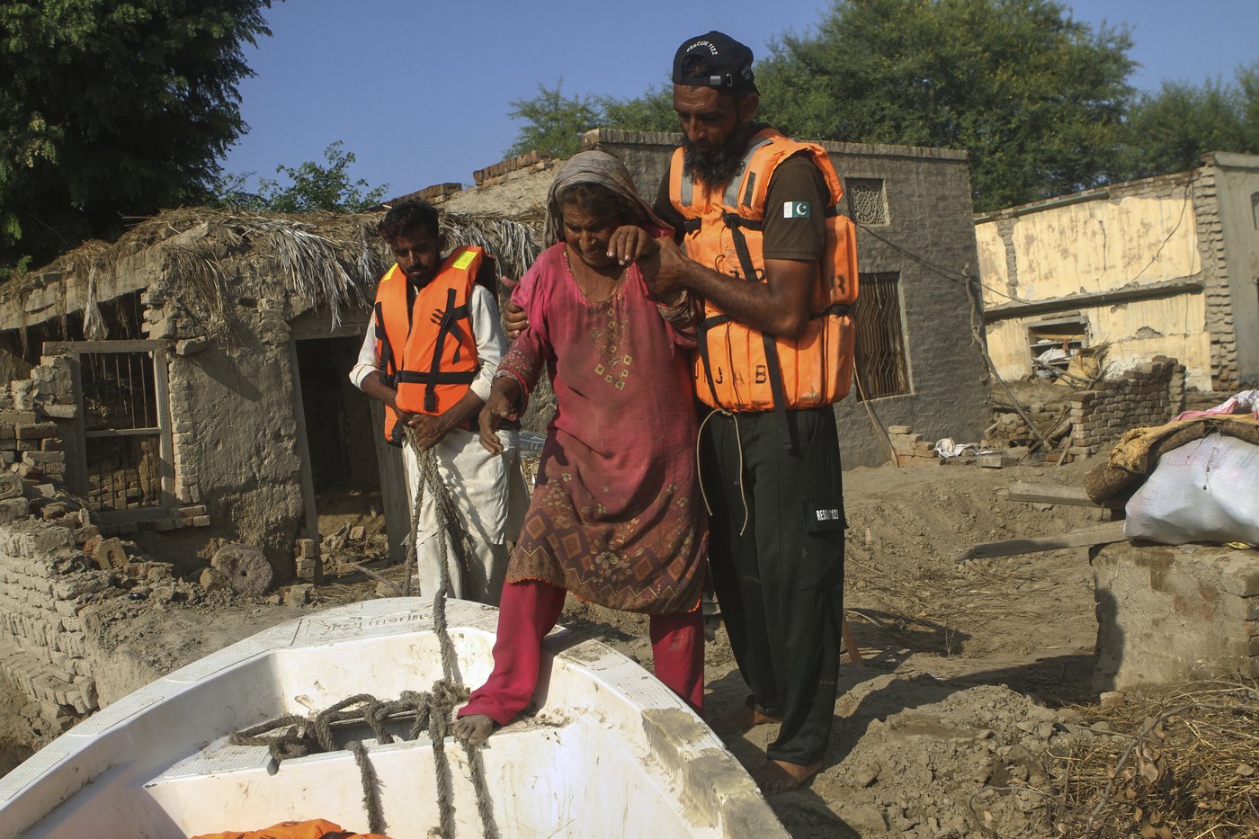 Rescuers in Pakistan scramble to save residents as swollen rivers reach dangerous levels | iNFOnews.ca