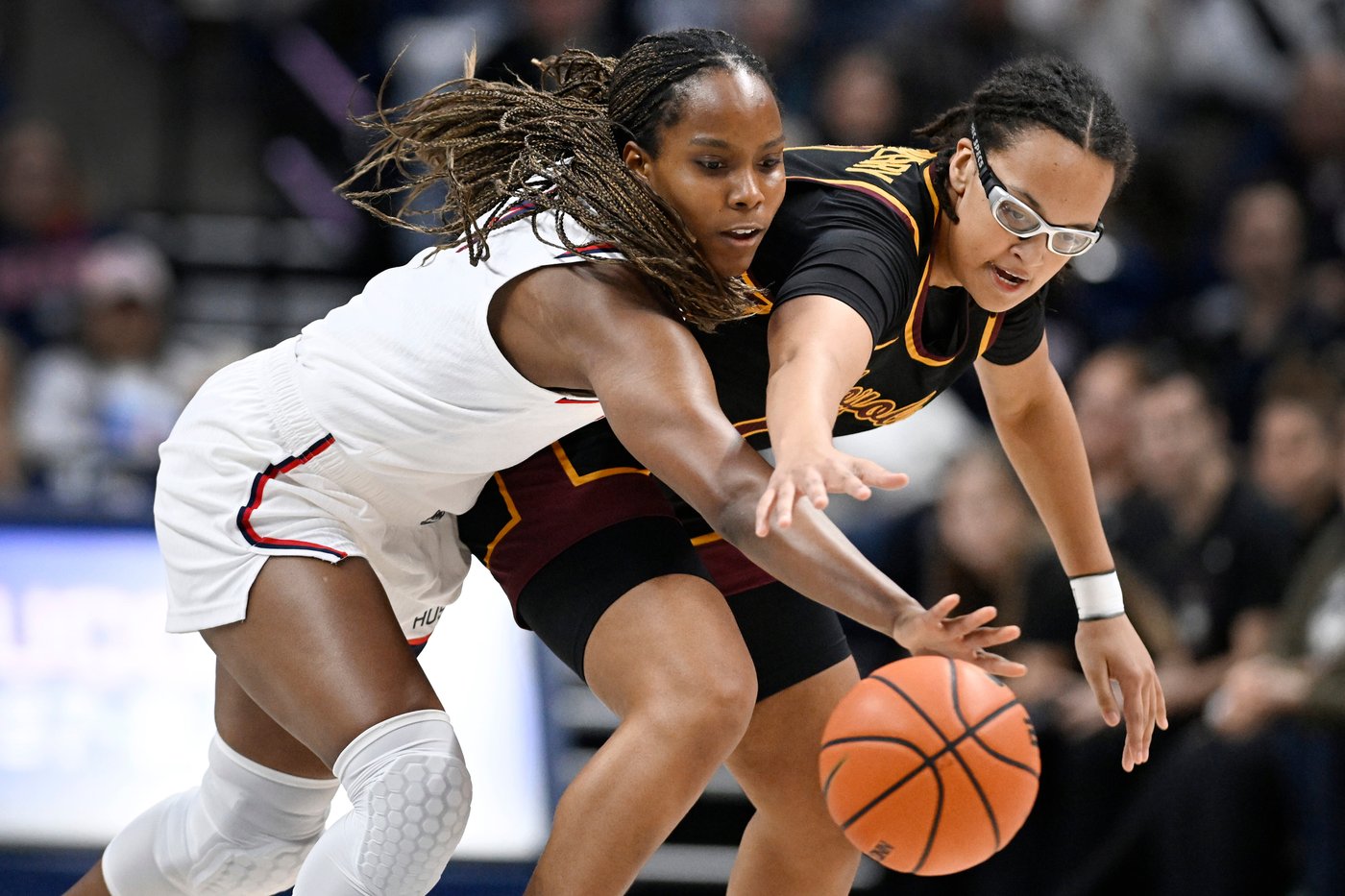 UConn women's season-high 25 steals help No. 1 Huskies beat Loyola Chicago 85-31 | iNFOnews.ca