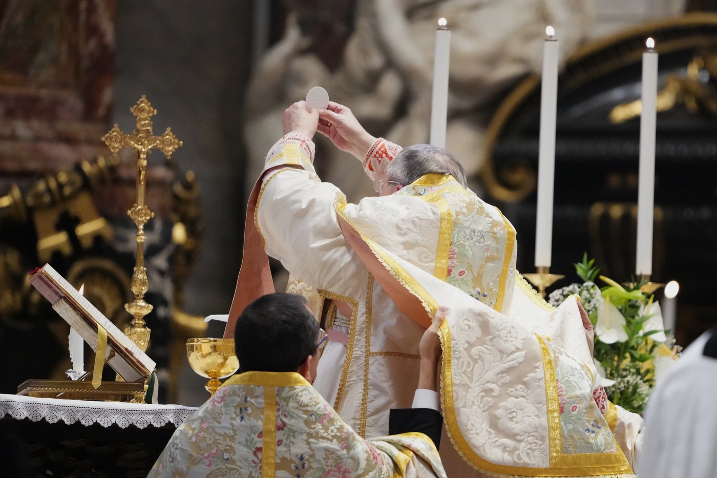 American cardinal celebrates old Latin Mass in St. Peter's in a sign of change | iNFOnews.ca American cardinal celebrates old Latin Mass in St. Peter's in a sign of change | iNFOnews.ca