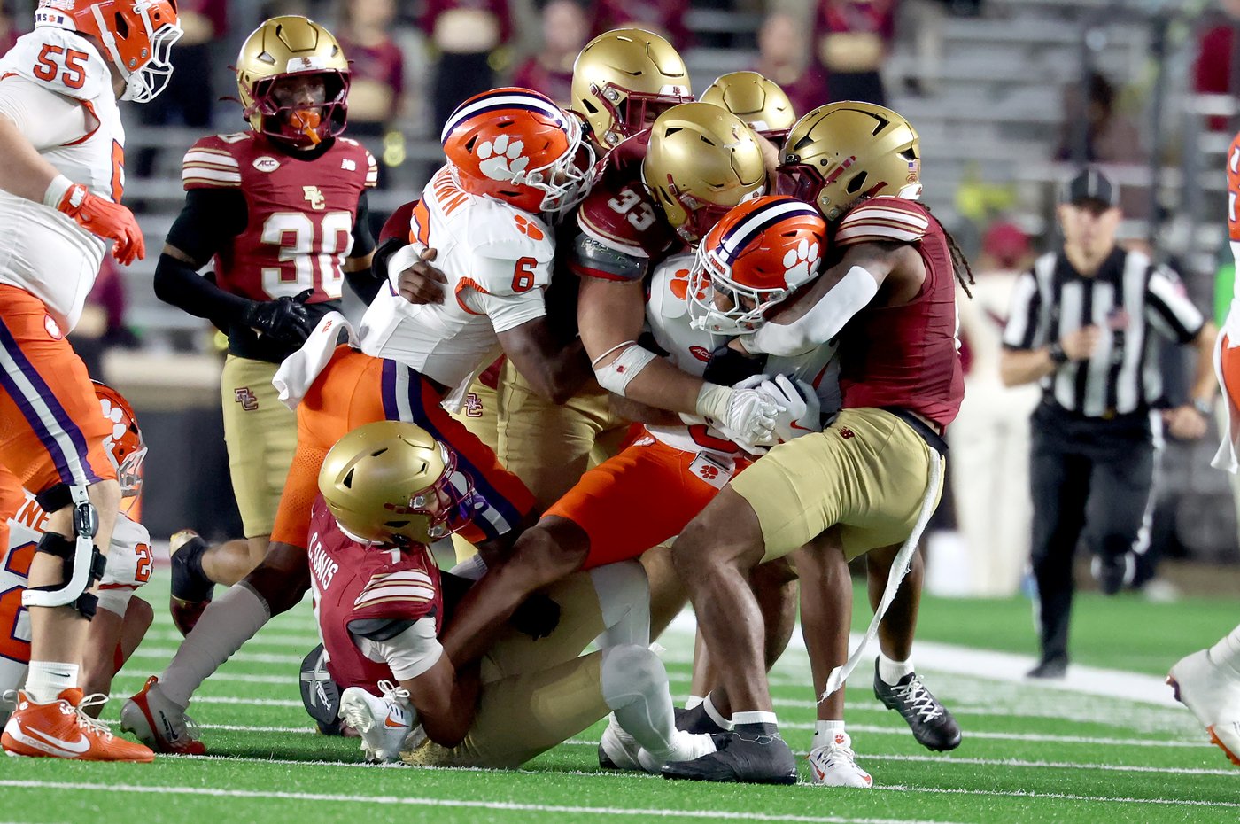 Cade Klubnik throws for a TD and runs for one before injury in Clemson's 41-10 victory over BC | iNFOnews.ca
