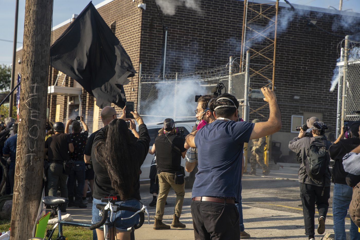 Protesters try to block vehicles at key immigration building in suburban Chicago | iNFOnews.ca