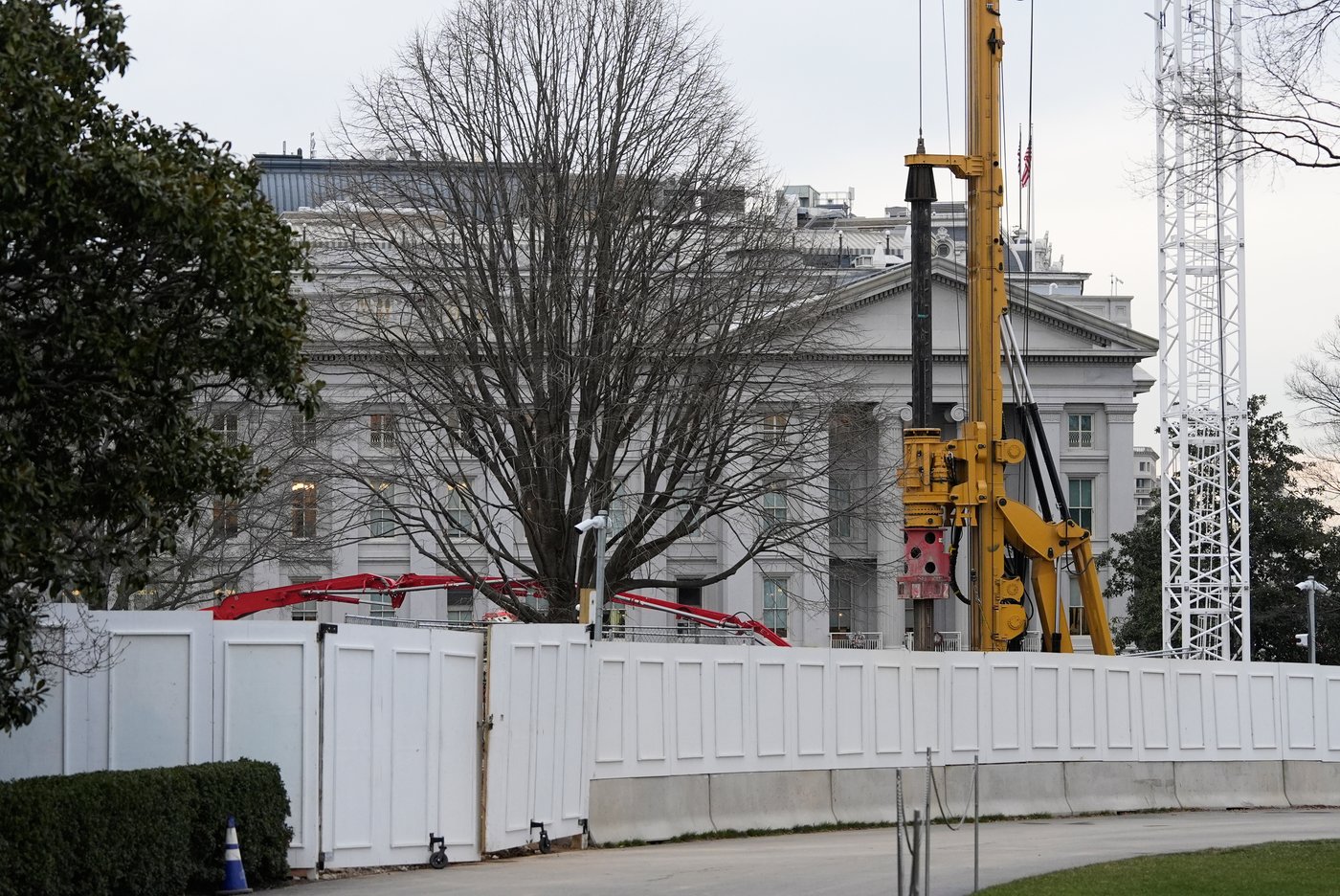 White House says it wasn't economical to save East Wing during ballroom construction | iNFOnews.ca