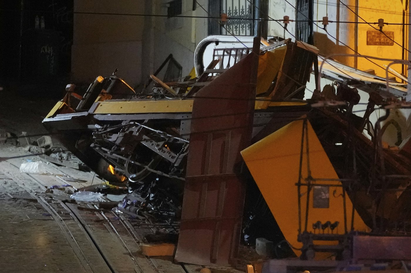 Famed streetcar in Lisbon, Portugal, derails and crashes, killing 15 people | iNFOnews.ca Famed streetcar in Lisbon, Portugal, derails and crashes, killing 15 people | iNFOnews.ca