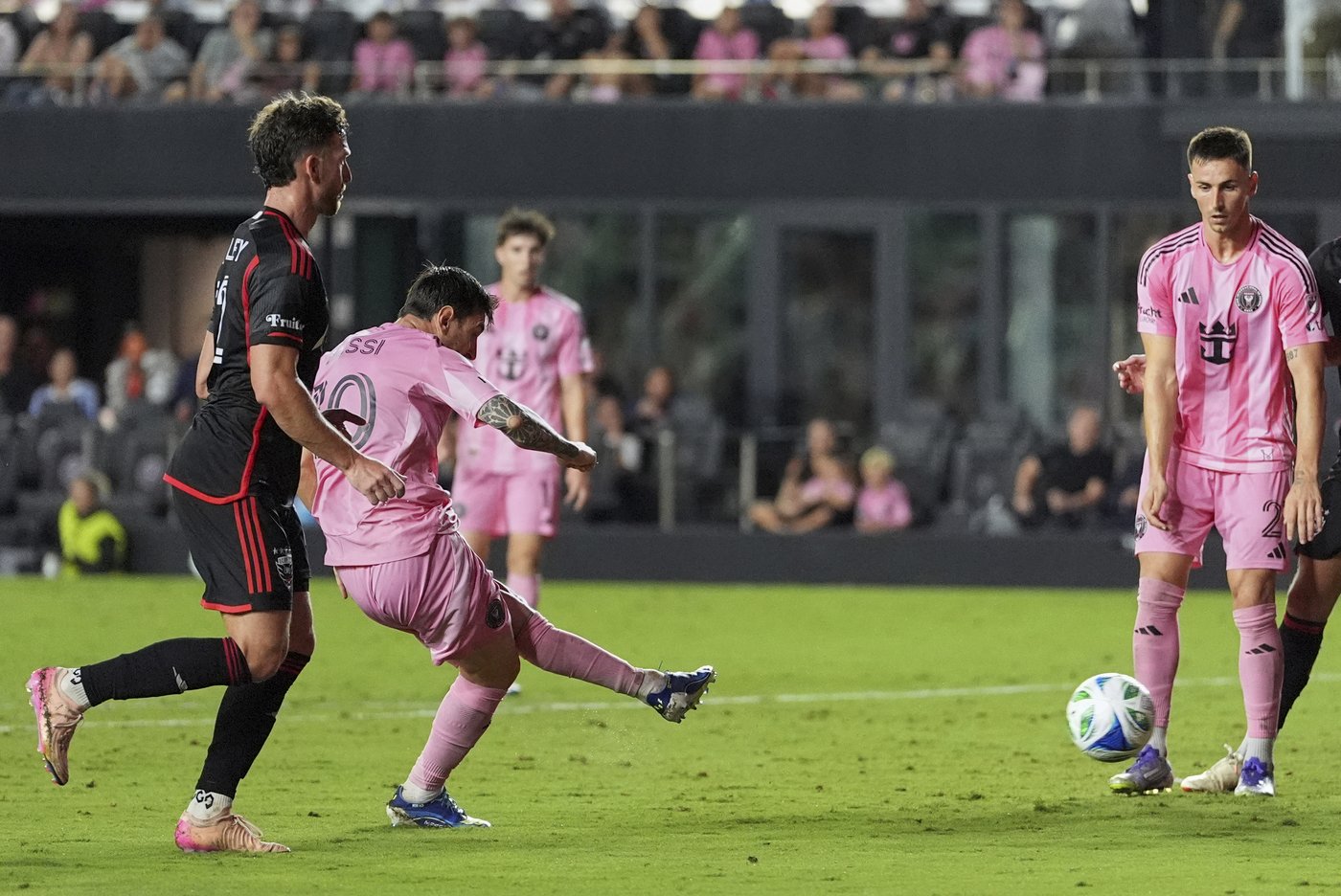 Lionel Messi has two goals, assist to lead Inter Miami to 3-2 victory over DC United | iNFOnews.ca
