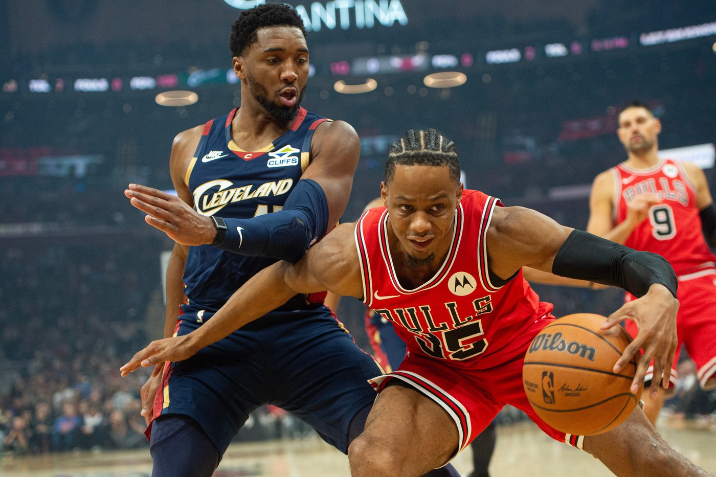 Mitchell makes go-ahead basket with 34 seconds left as Cavaliers rally to beat Bulls 128-122 | iNFOnews.ca