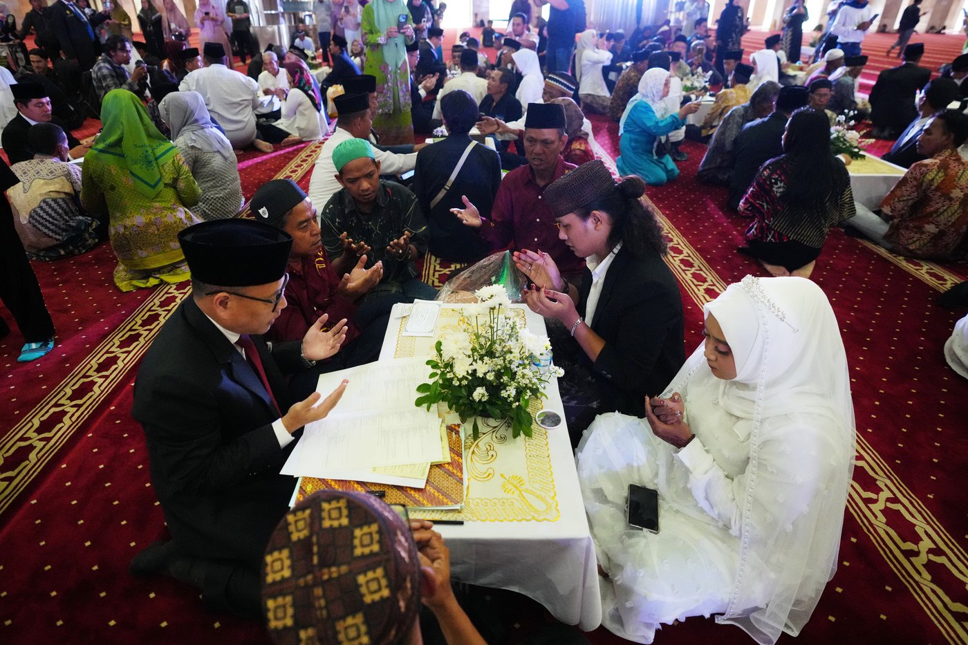 Photos capture the moment 51 couples tie the knot in Indonesian mass wedding ceremony | iNFOnews.ca
