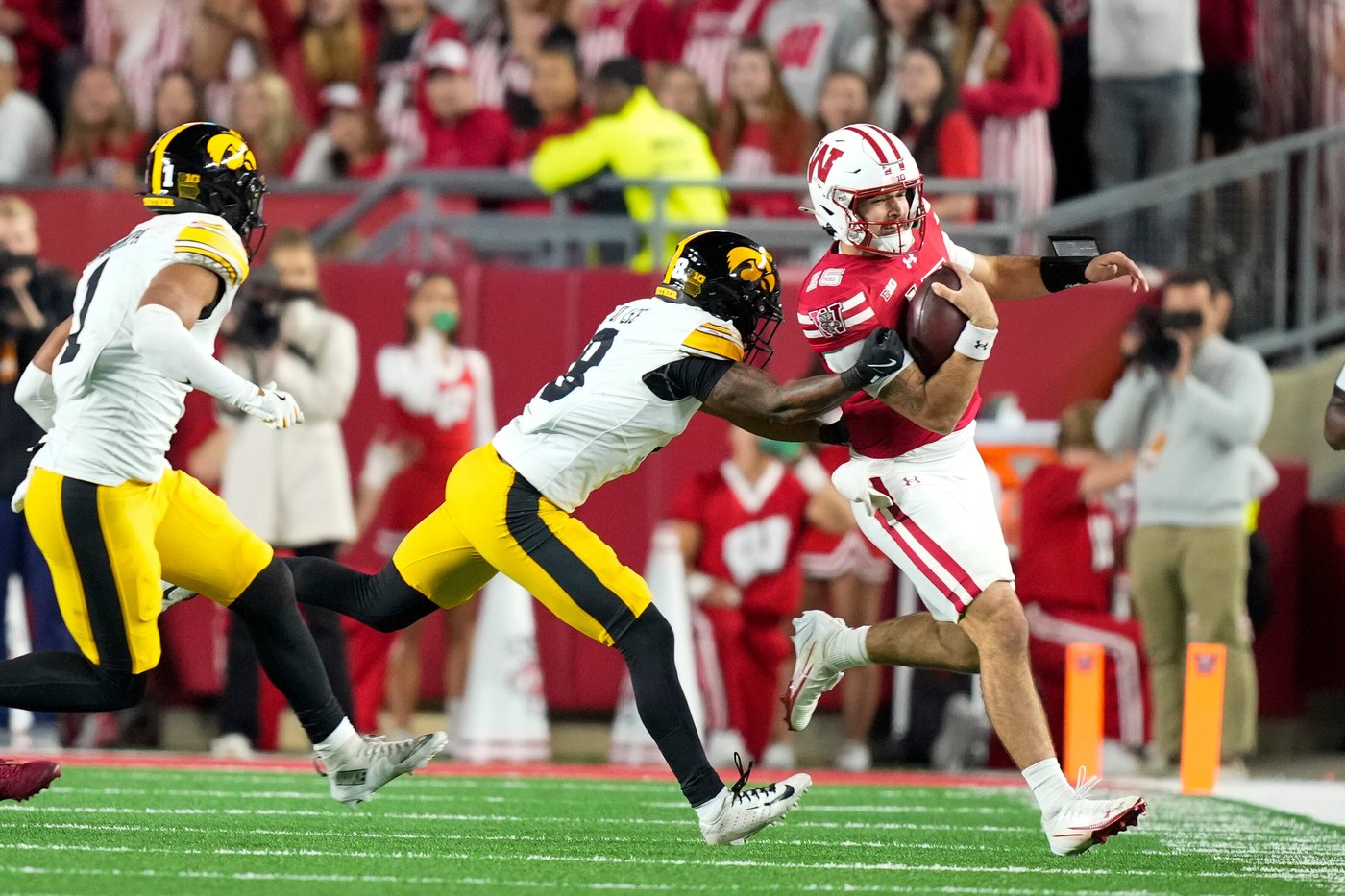 Williams, Gronowski and Moulton help Iowa run over Wisconsin 37-0 to keep Heartland Trophy | iNFOnews.ca