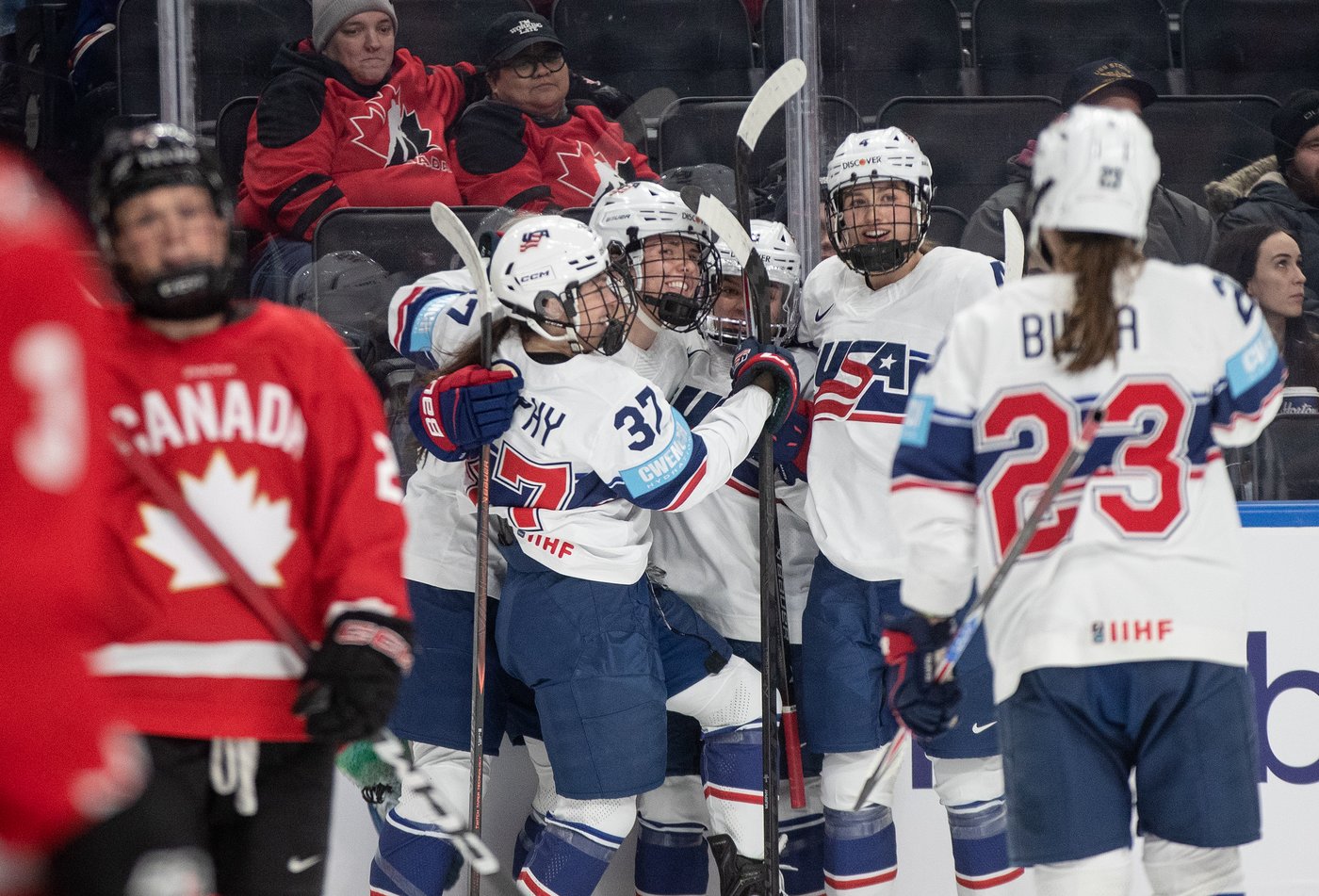 U.S. shocks Canada 10-4 in women's hockey to take Rivalry Series | iNFOnews.ca U.S. shocks Canada 10-4 in women's hockey to take Rivalry Series | iNFOnews.ca