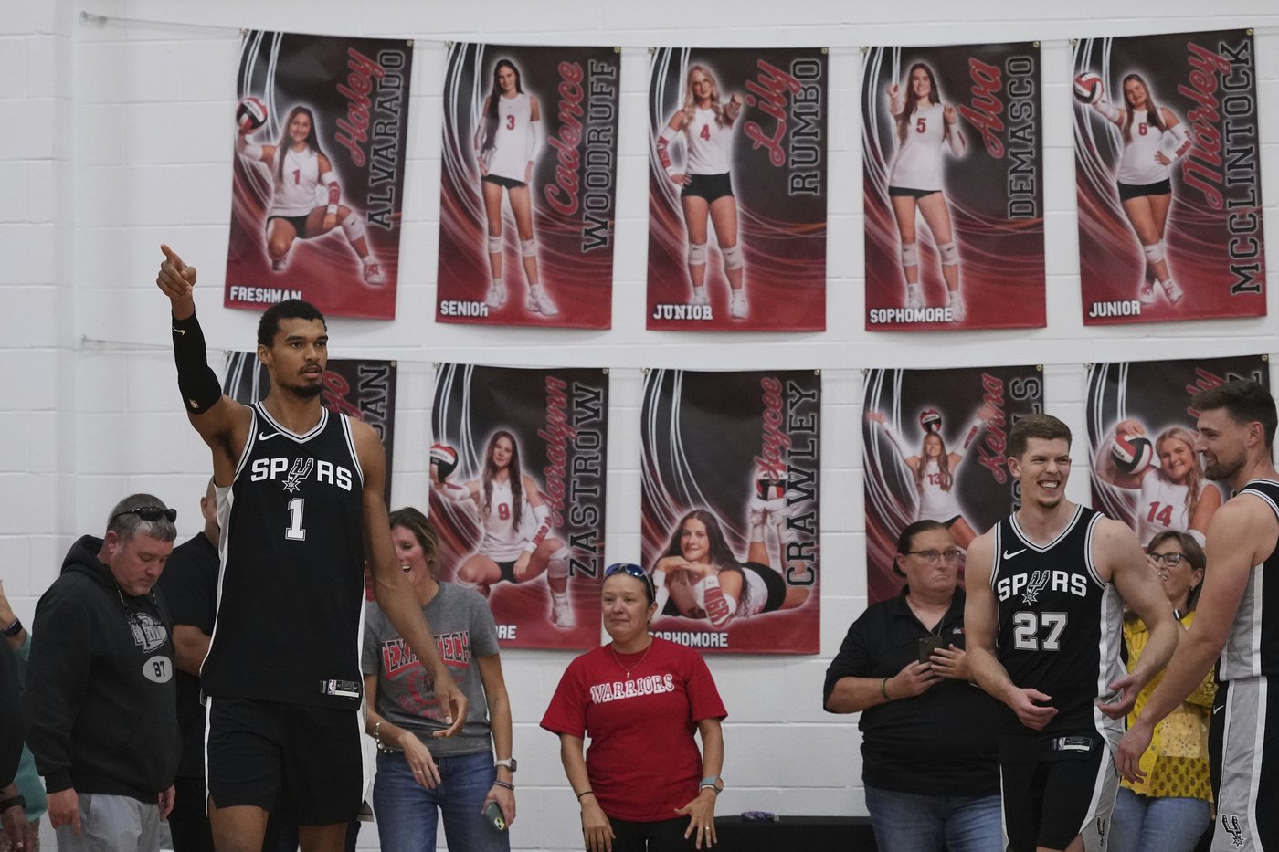 Spurs surprise central Texas students with visit after deadly flash flood | iNFOnews.ca