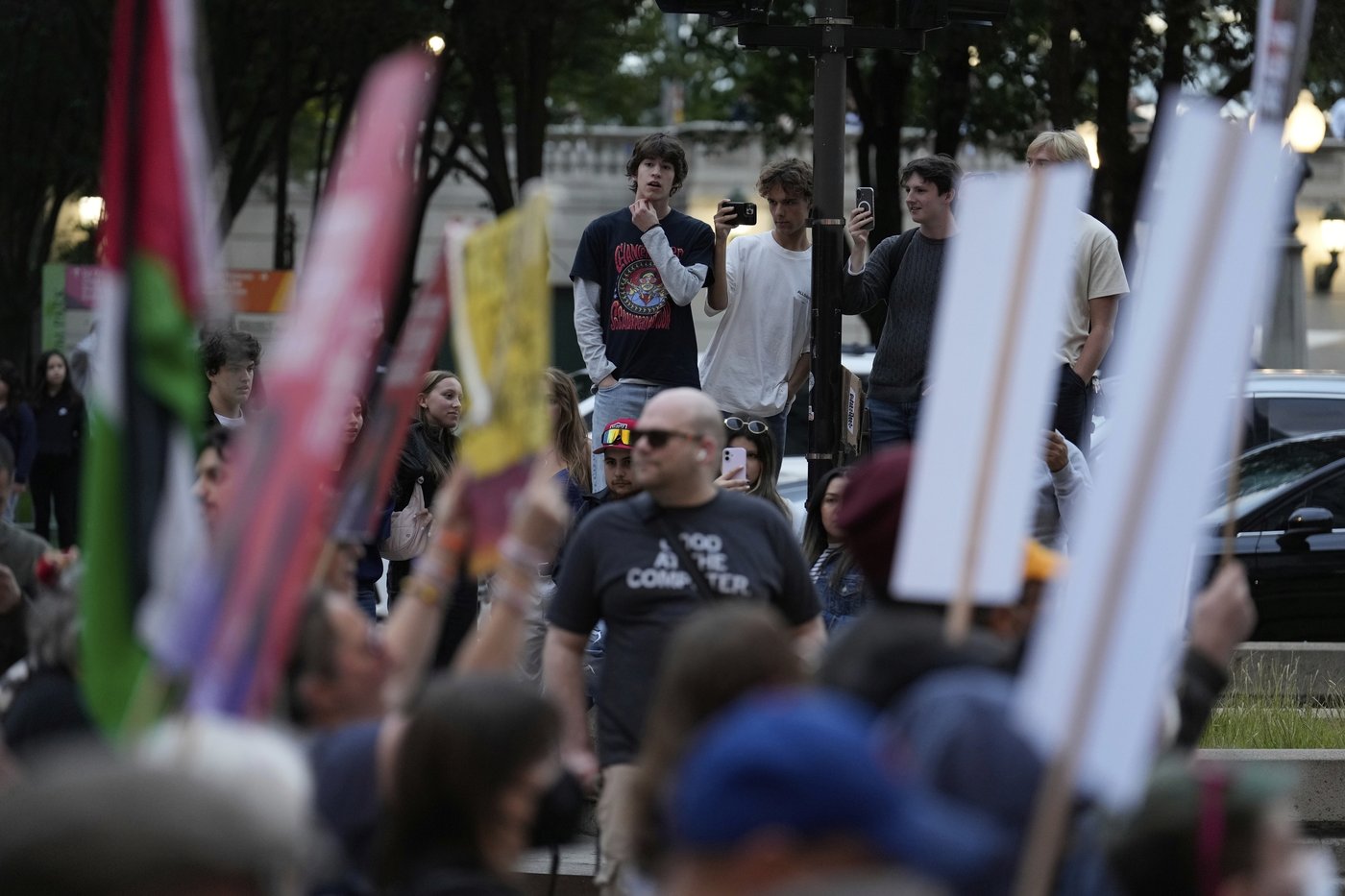 Photos capture Chicagoans’ protest against ICE and Trump’s intervention plans | iNFOnews.ca