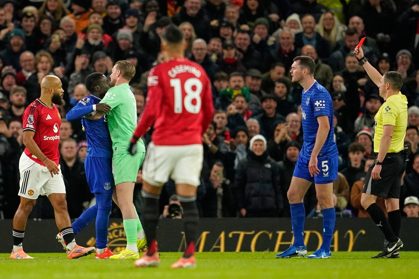 Everton's Gueye sent off for slapping teammate during game against Man United | iNFOnews.ca