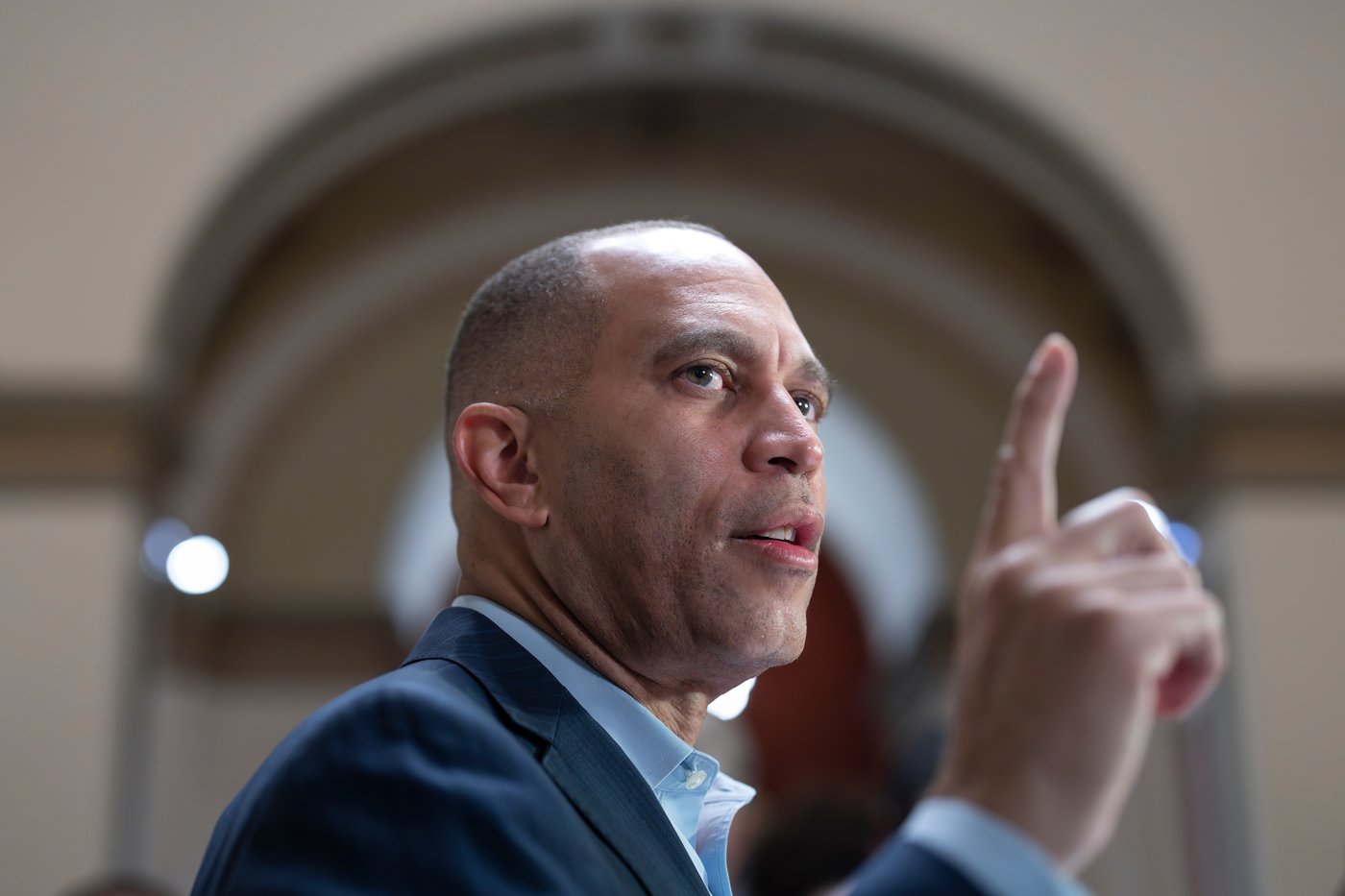 Man pardoned after storming Capitol is charged with threatening to kill Hakeem Jeffries | iNFOnews.ca Man pardoned after storming Capitol is charged with threatening to kill Hakeem Jeffries | iNFOnews.ca