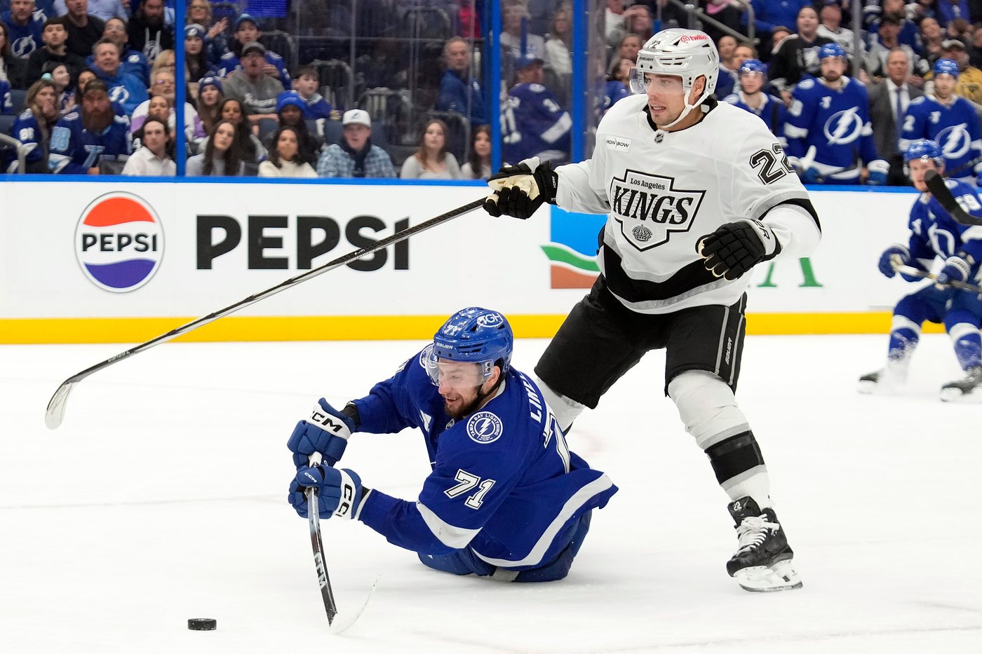 Kempe scores twice in 2nd period as Kings beat Lightning 2-1 to snap 4-game skid | iNFOnews.ca