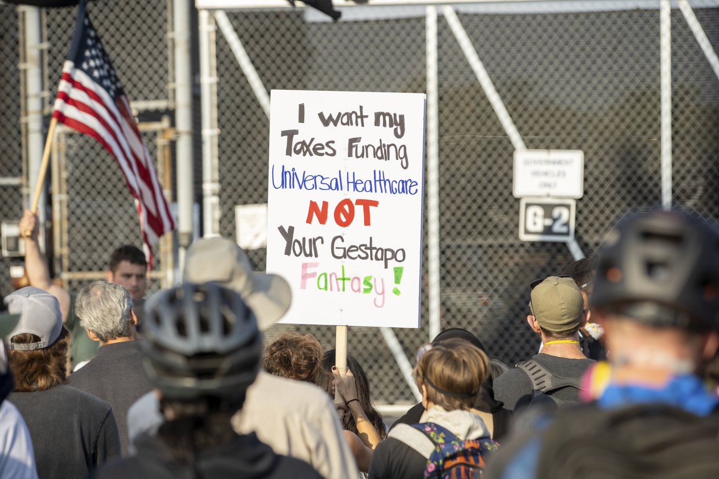 Protesters try to block vehicles at key immigration building in suburban Chicago | iNFOnews.ca