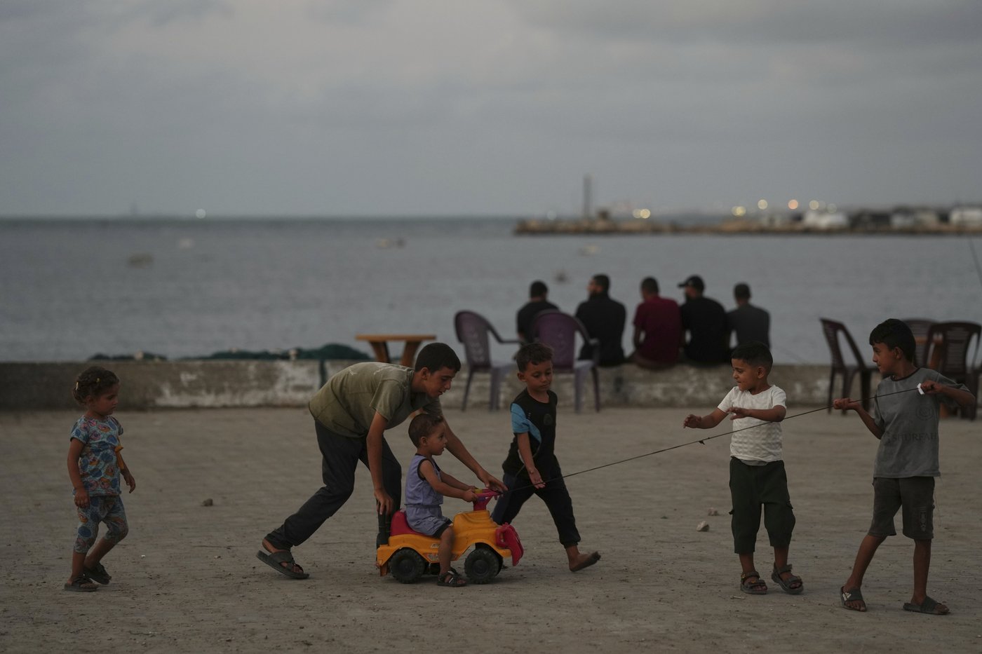 Photos in Gaza City, where the beach offers fleeting respite as war and famine grind on | iNFOnews.ca