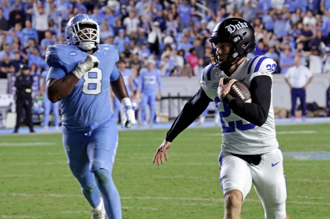 Fake FG call, Castle's 3 rushing scores help Duke hold off rival UNC 32-25 and become bowl eligible | iNFOnews.ca