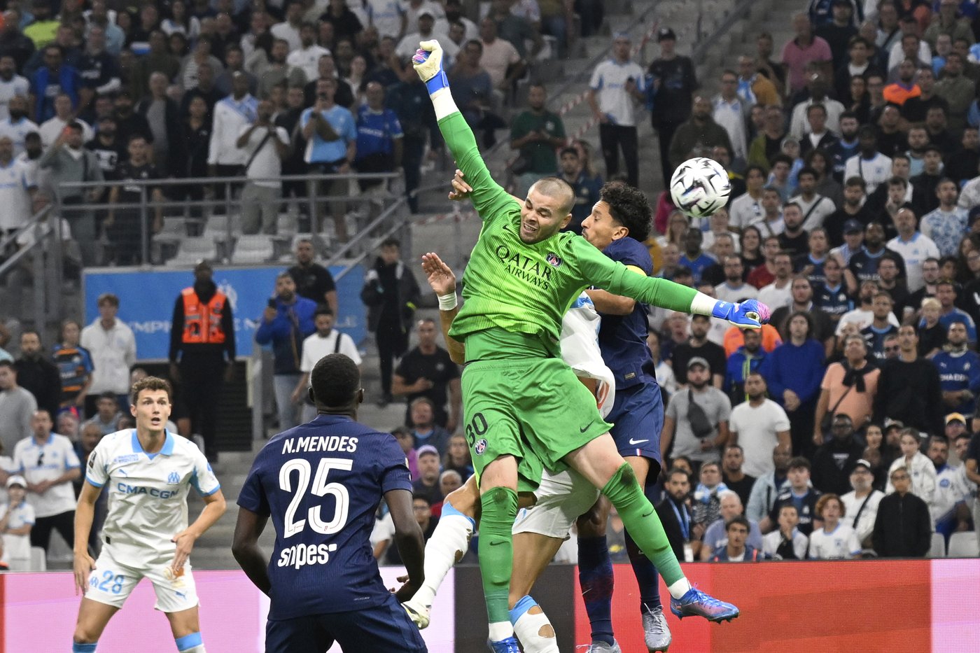 Marseille beats PSG to end champion's winning start to Ligue 1 | iNFOnews.ca