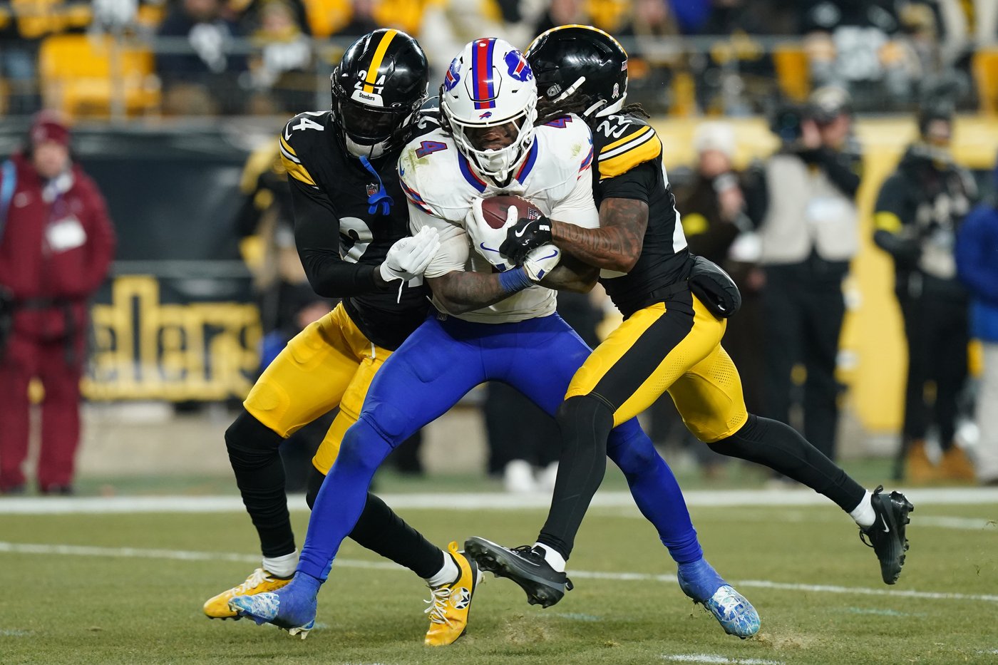 Steelers cut veteran corner Darius Slay and sign wide receiver Adam Thielen to practice squad | iNFOnews.ca