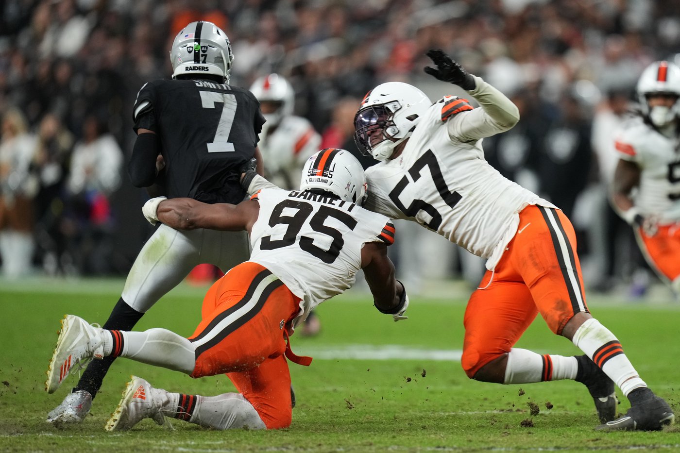 Shedeur Sanders wins his 1st NFL start, Myles Garrett has 3 sacks as Browns beat Raiders 24-10 | iNFOnews.ca