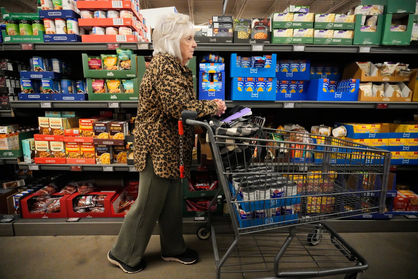 A cafeteria worker prepares a Thanksgiving meal to feed hundreds | iNFOnews.ca
