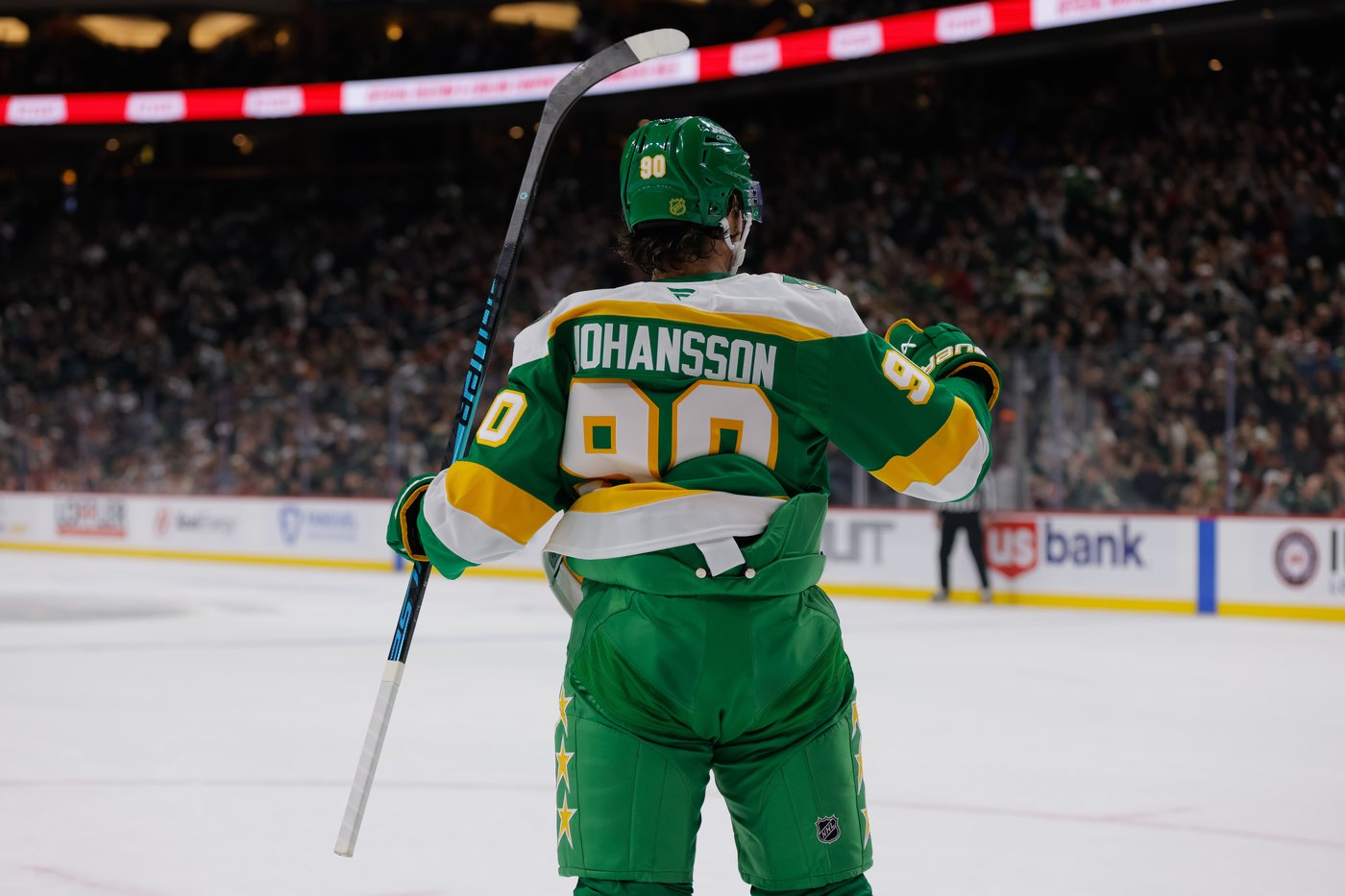 Cooley, Schmaltz each score twice as Mammoth stay hot with 6-2 win over Wild | iNFOnews.ca Cooley, Schmaltz each score twice as Mammoth stay hot with 6-2 win over Wild | iNFOnews.ca