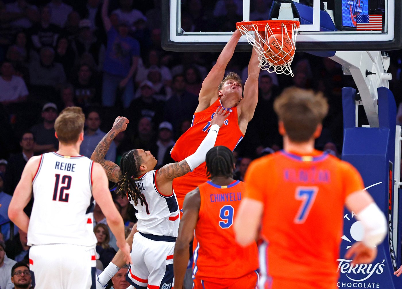 Ball scores 19 points as No. 5 UConn beats No. 18 Florida 77-73 in Jimmy V Classic | iNFOnews.ca Ball scores 19 points as No. 5 UConn beats No. 18 Florida 77-73 in Jimmy V Classic | iNFOnews.ca