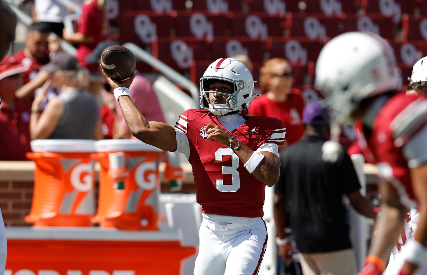 No. 5 Oklahoma rolls past Kent State 44-0 as QB Hawkins produces 4 TDs while filling in for Mateer | iNFOnews.ca