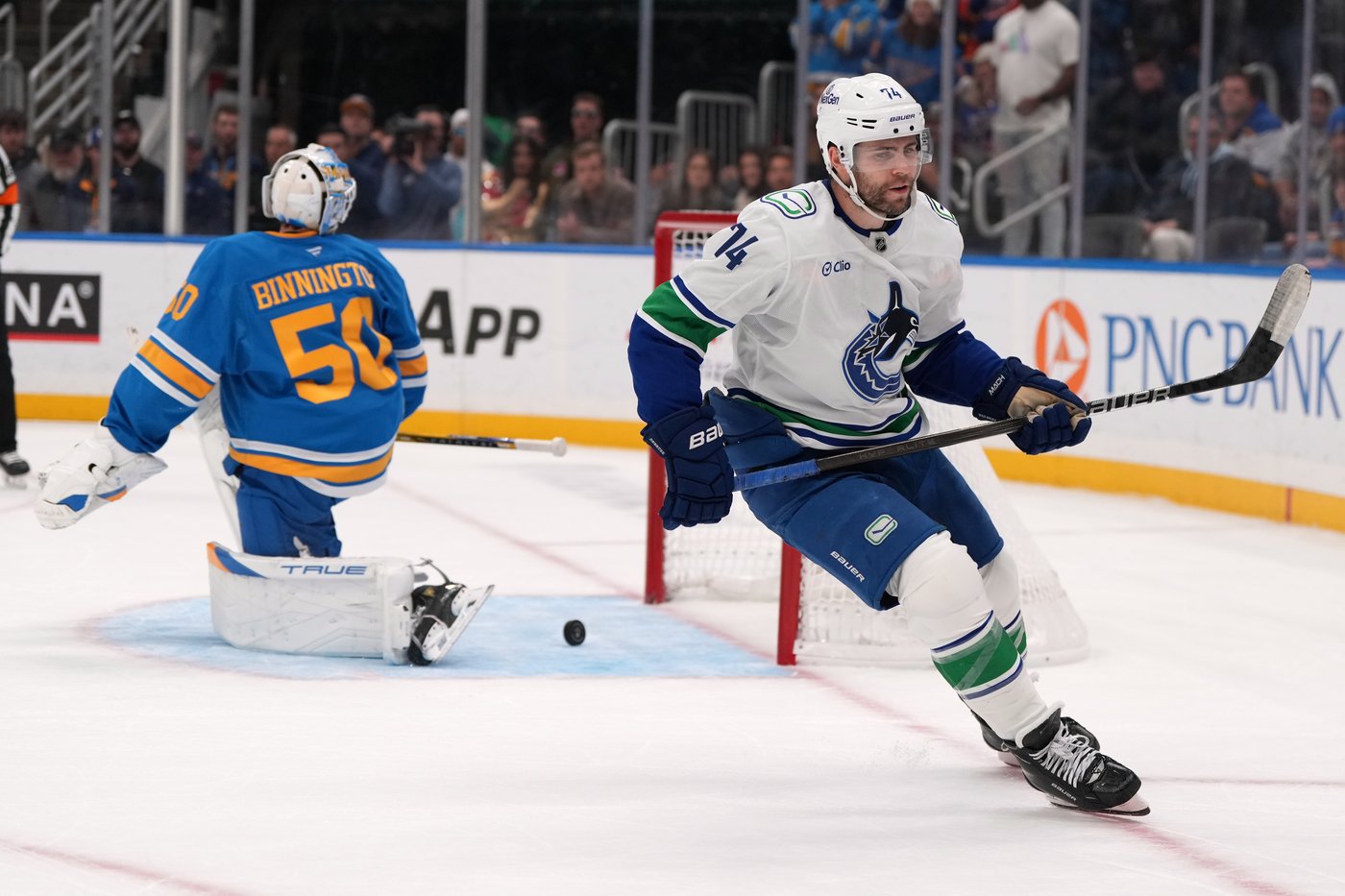 Sherwood has hat trick, DeBrusk scores in shootout as Canucks beat Blues 4-3 | iNFOnews.ca Sherwood has hat trick, DeBrusk scores in shootout as Canucks beat Blues 4-3 | iNFOnews.ca