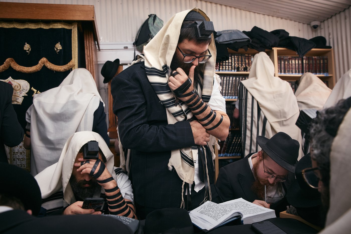 Photos of Hasidic Jewish rabbis praying at resting place of 'the Rebbe' in New York | iNFOnews.ca