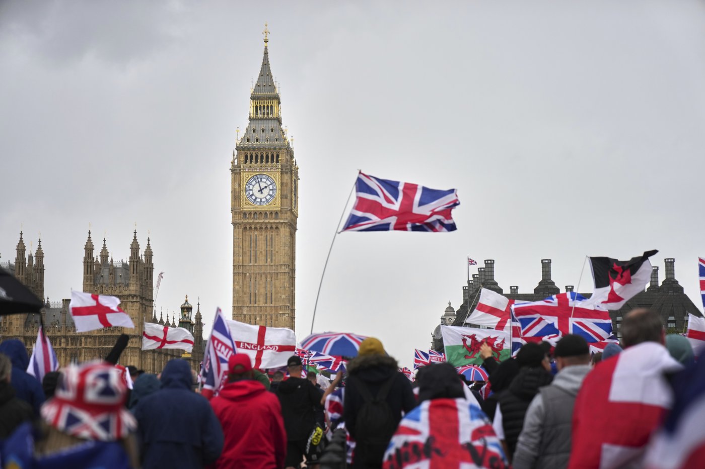 More than 100,000 attend London protest organized by far-right activist, with clashes breaking out | iNFOnews.ca More than 100,000 attend London protest organized by far-right activist, with clashes breaking out | iNFOnews.ca