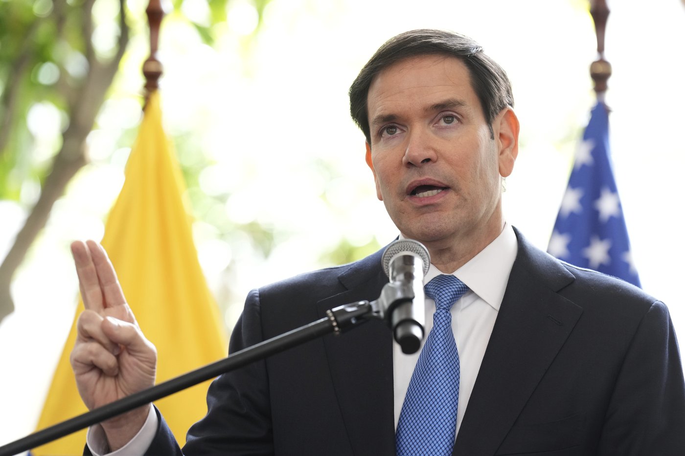 Vessel struck by US military off Venezuela was heading back to shore, AP sources say | iNFOnews.ca