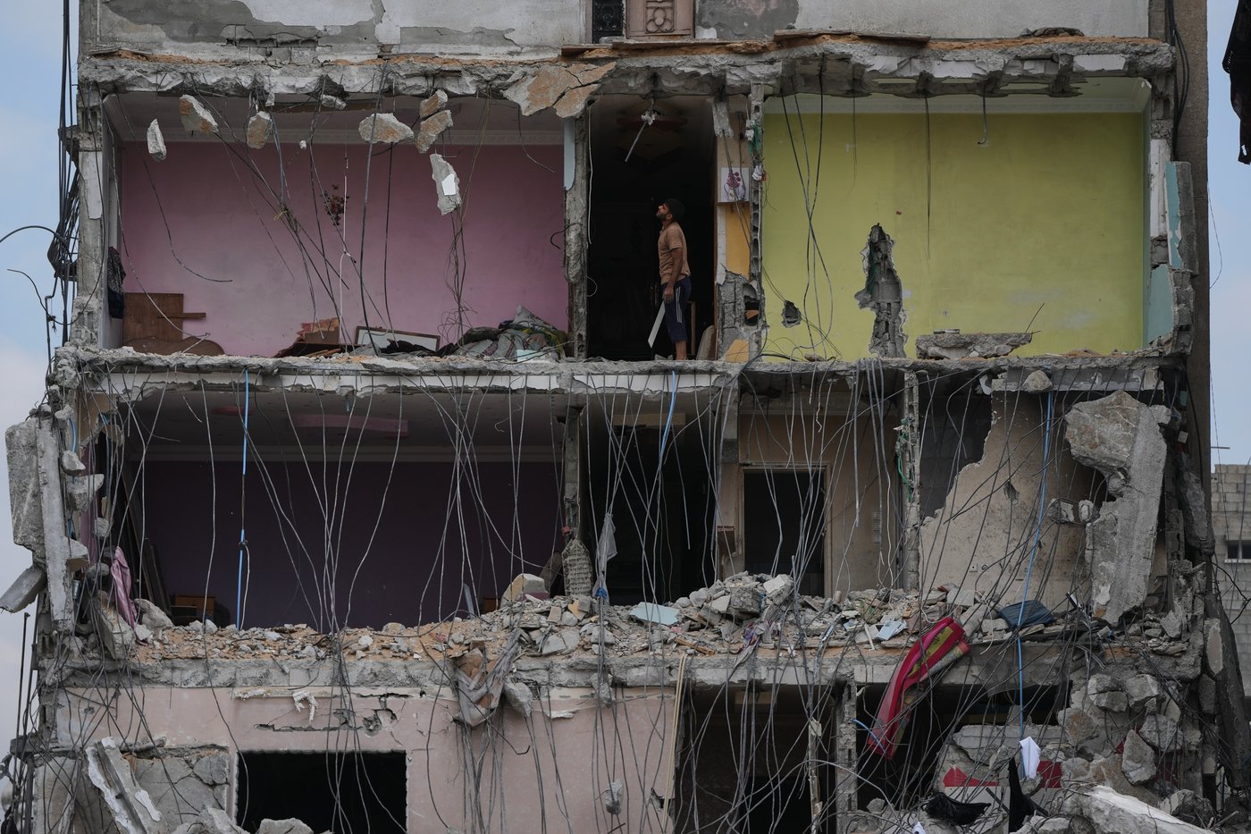 Photos show Gaza’s destruction as families return to what's left of their homes | iNFOnews.ca