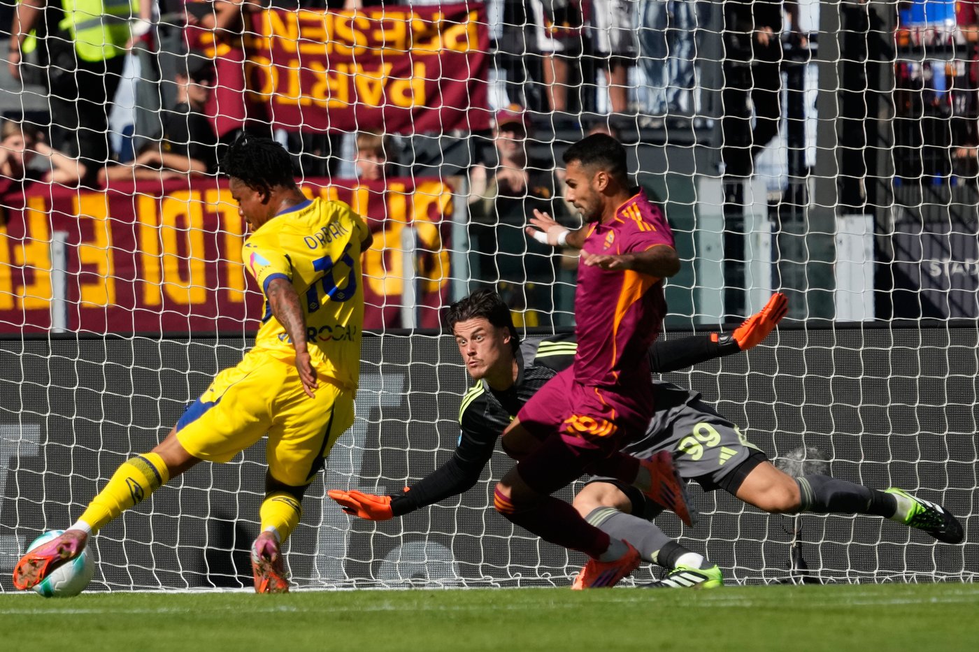 Roma beats Verona to move 2nd in Serie A ahead of Napoli's mouthwatering match at Milan | iNFOnews.ca