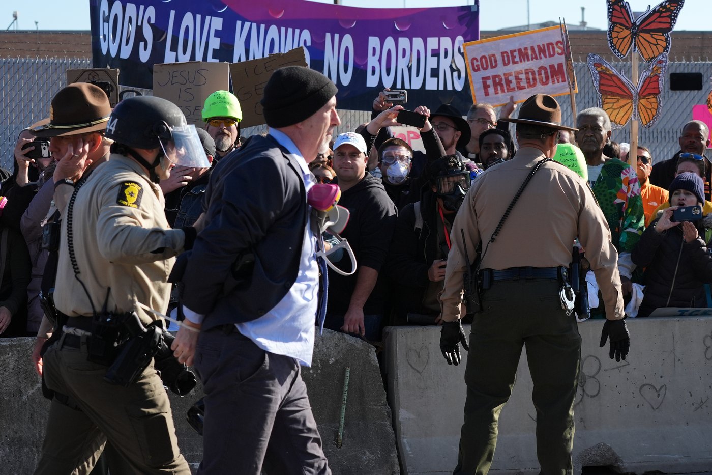 Protesters arrested, officers injured in clash outside Chicago-area immigration facility | iNFOnews.ca Protesters arrested, officers injured in clash outside Chicago-area immigration facility | iNFOnews.ca