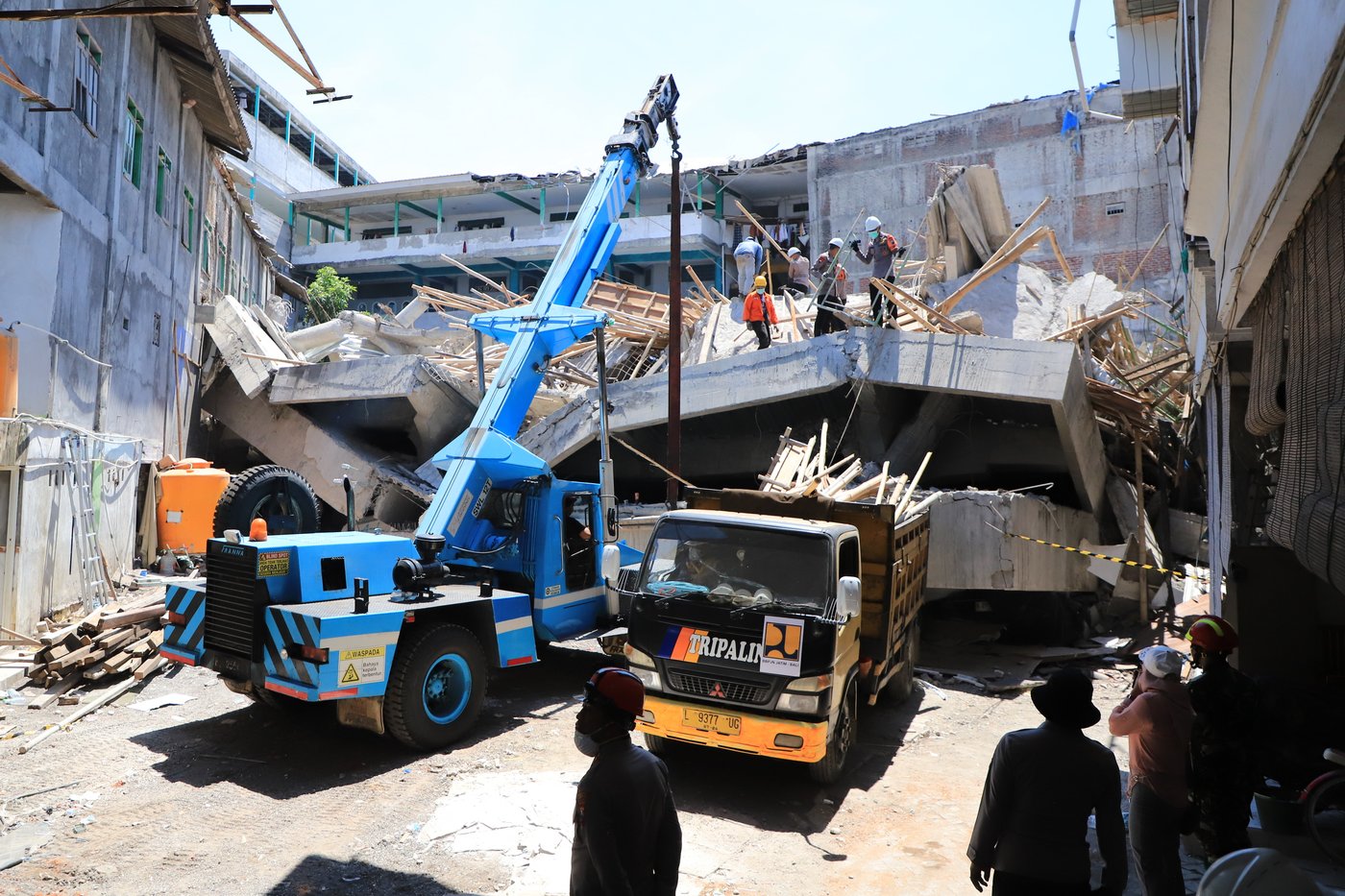 Rescuers turn to heavy machinery as hope fades of finding survivors of Indonesia school collapse | iNFOnews.ca