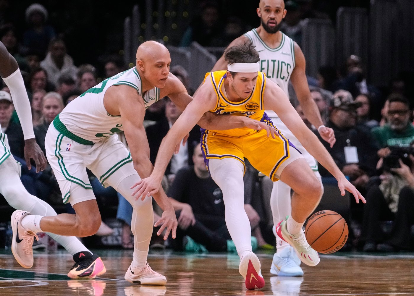 Brown scores 30 points, Celtics cruise to 126-105 win over Lakers team missing James, Doncic | iNFOnews.ca