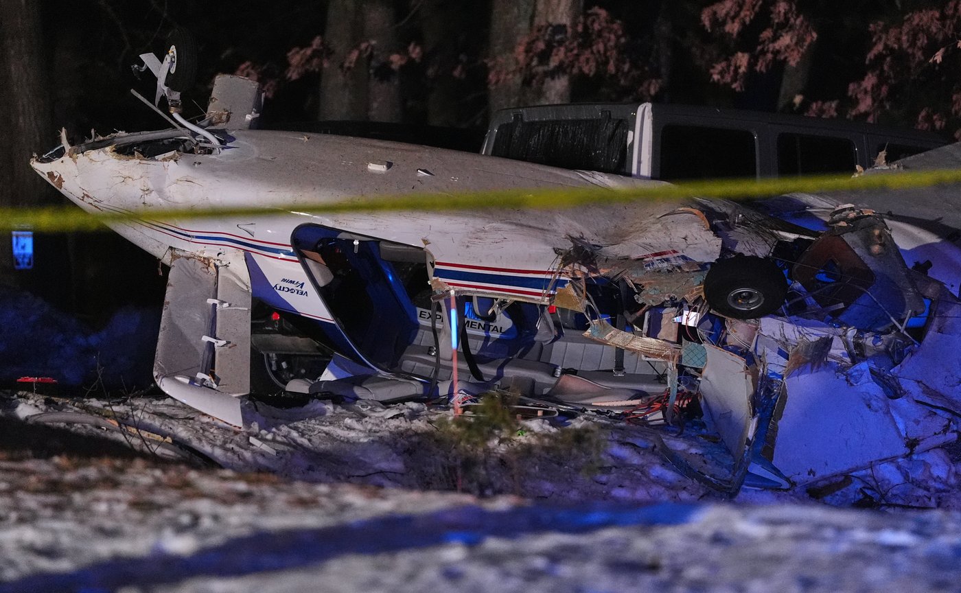 FAA investigating after small plane crashes into New Hampshire condominiums | iNFOnews.ca