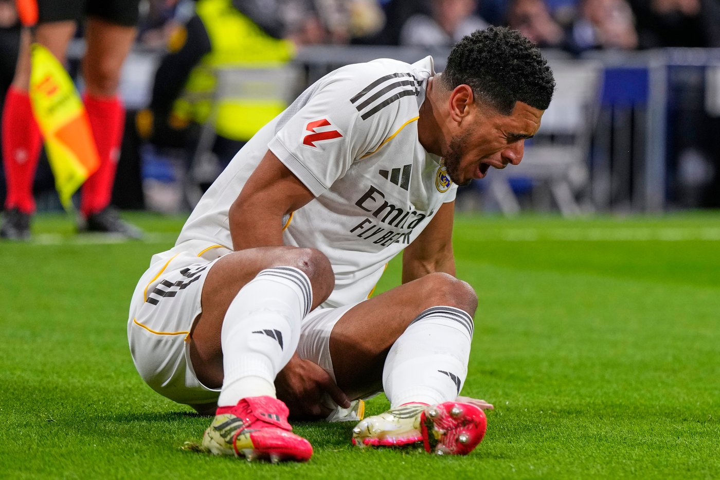 Real Madrid's Jude Bellingham leaves game after 10 minutes with hamstring injury | iNFOnews.ca