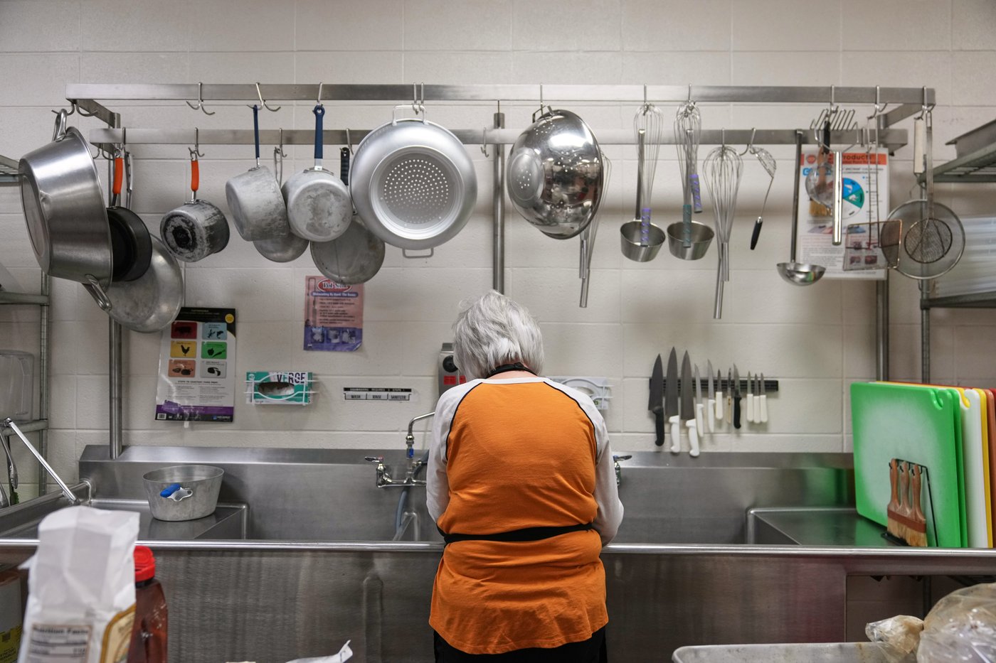 A cafeteria worker prepares a Thanksgiving meal to feed hundreds | iNFOnews.ca
