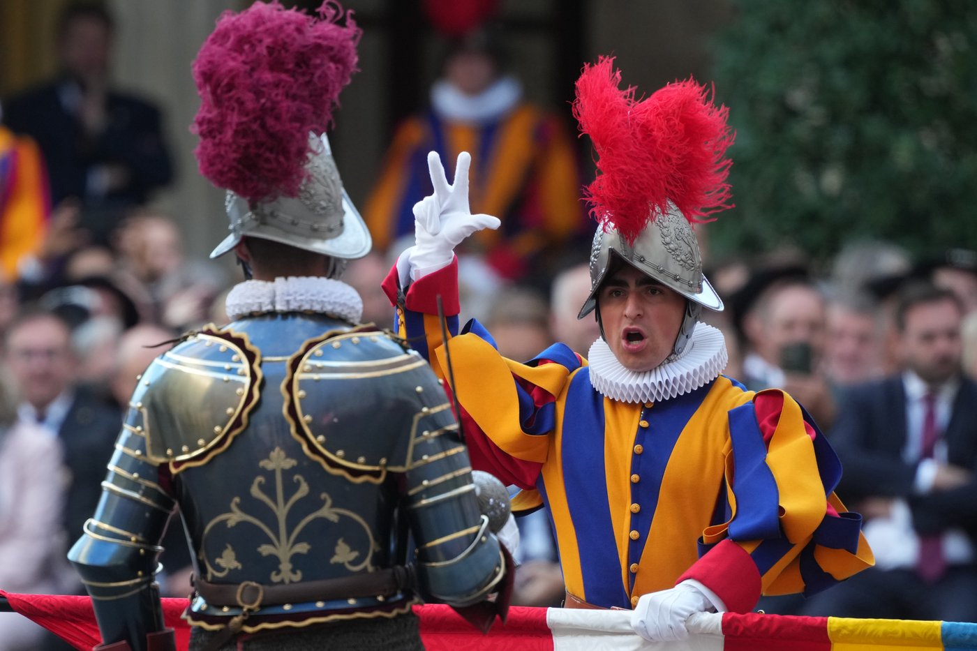 A look at Swiss Guards preparing for a swearing-in ceremony attended by the Pope, in photos | iNFOnews.ca