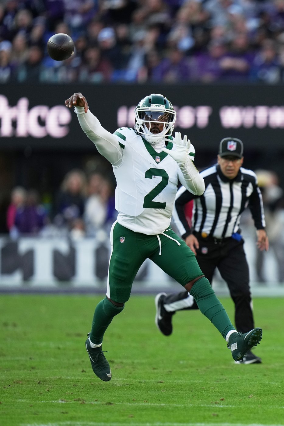 Henry rushes for 2 TDs to help sluggish Ravens to fifth straight win, 23-10 over Jets | iNFOnews.ca