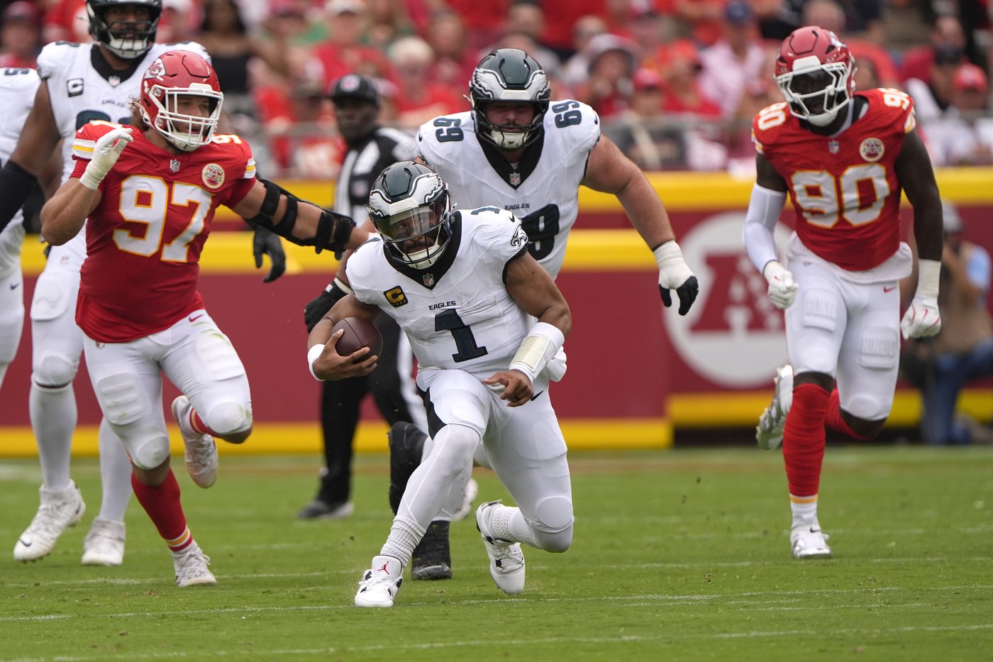 Eagles' defense shines in Super Bowl rematch as Philly beats the Chiefs 20-17 at Arrowhead Stadium | iNFOnews.ca