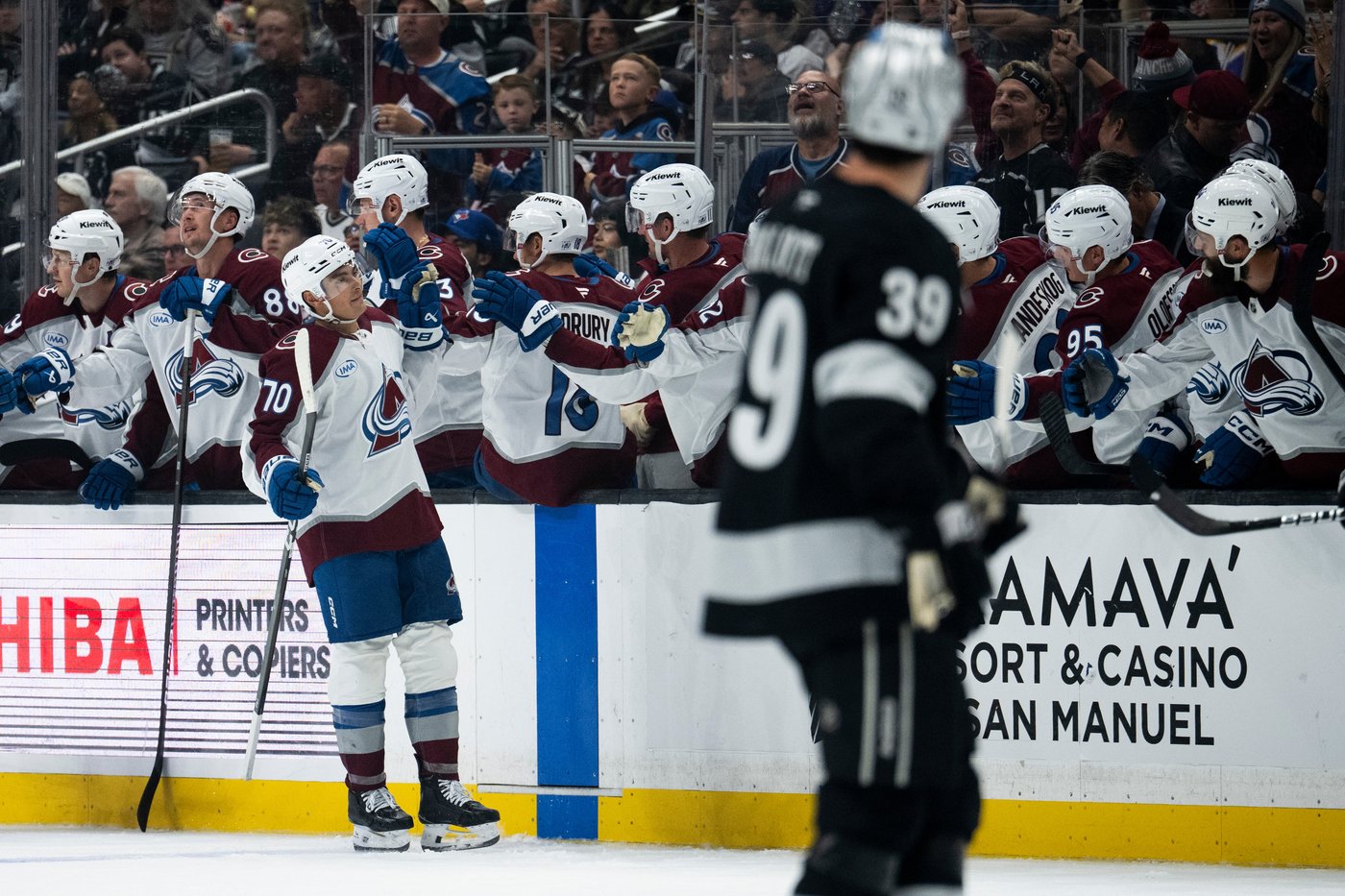 Martin Necas scores 2 goals, and the Avalanche rout the Kings 4-1 in a dominant season opener | iNFOnews.ca