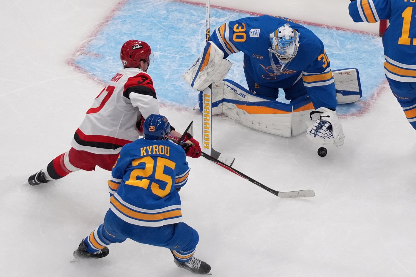 Blues snap 3-game skid with 3-0 win over Hurricanes | iNFOnews.ca