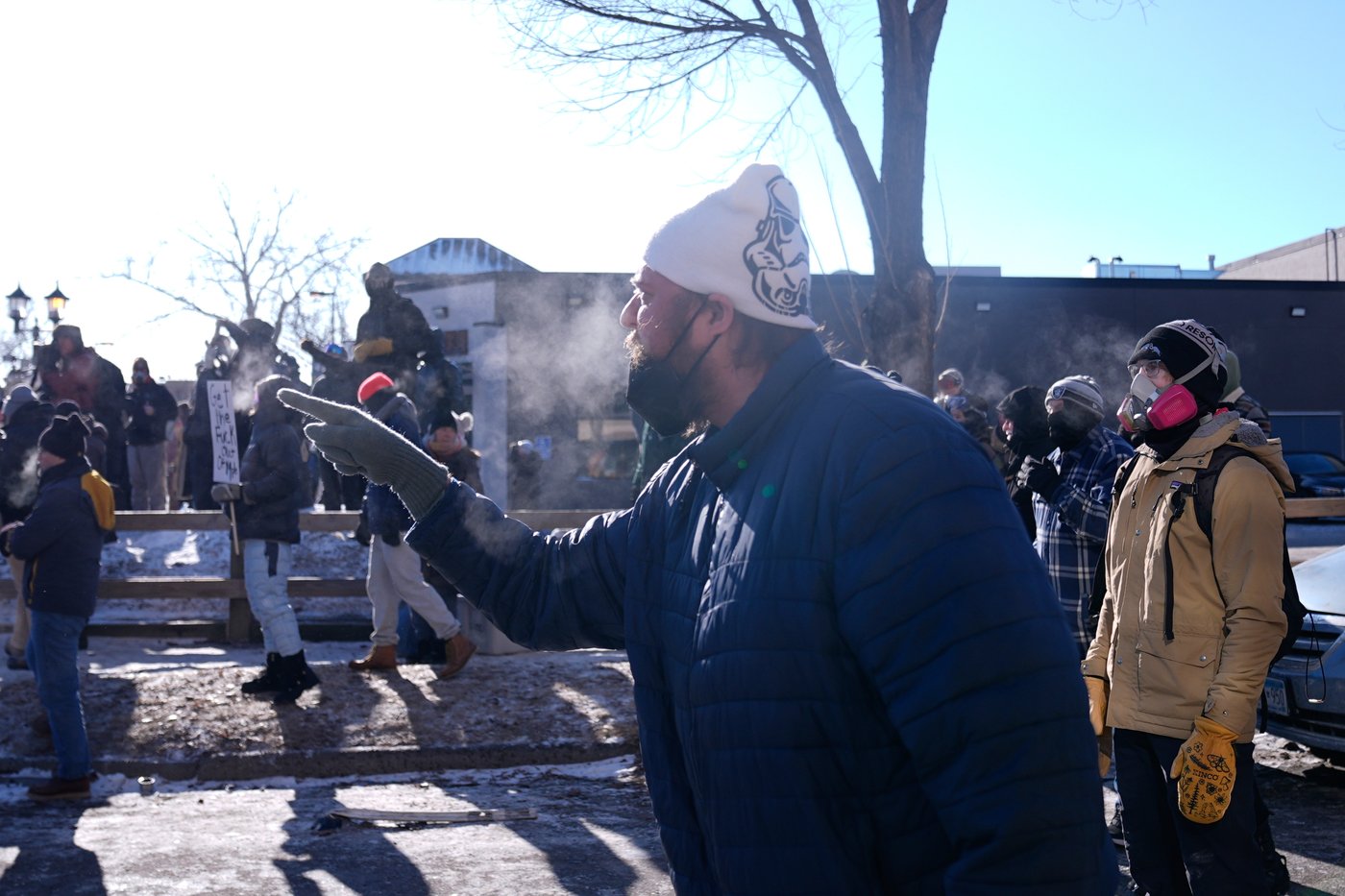 Officers react with crowd after man was killed in Minneapolis amid immigration crackdown, in photos | iNFOnews.ca