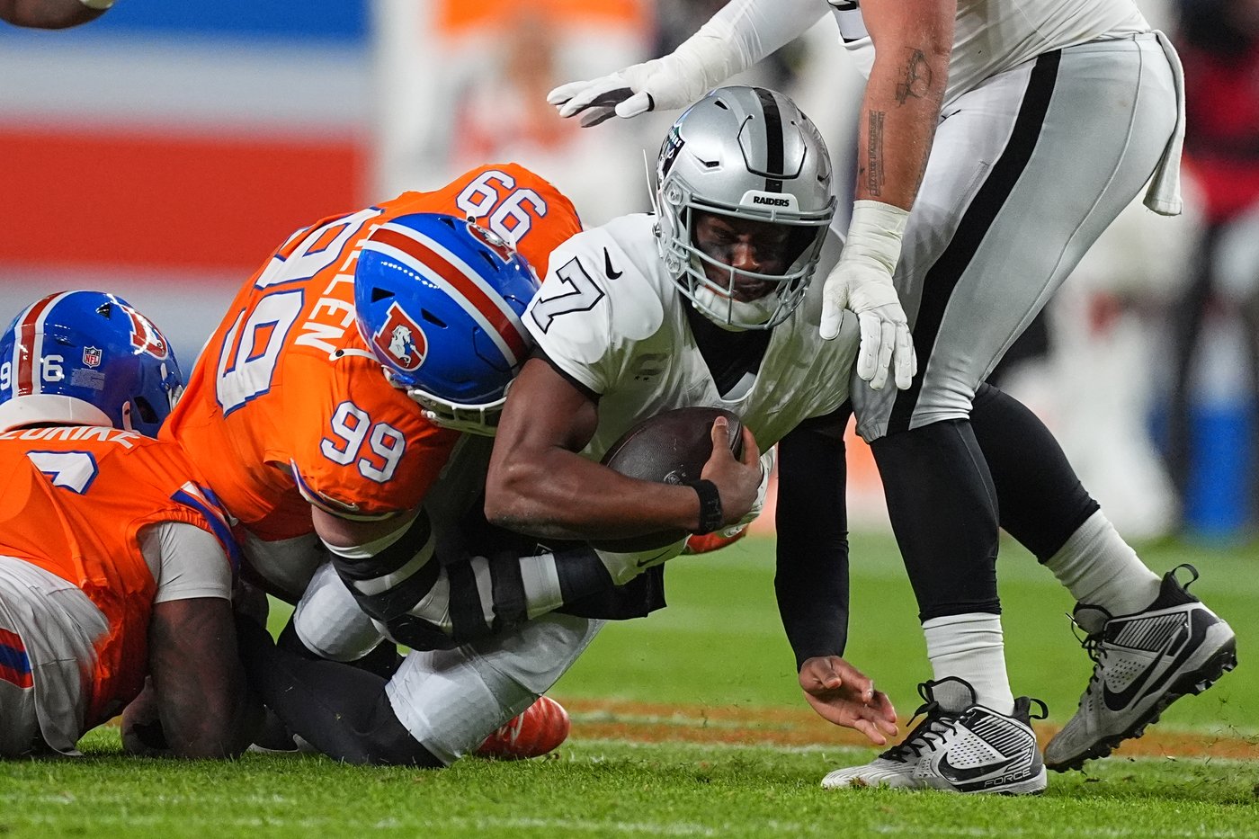 Geno Smith battered by relentless Denver defense in Raiders' 10-7 loss | iNFOnews.ca Geno Smith battered by relentless Denver defense in Raiders' 10-7 loss | iNFOnews.ca