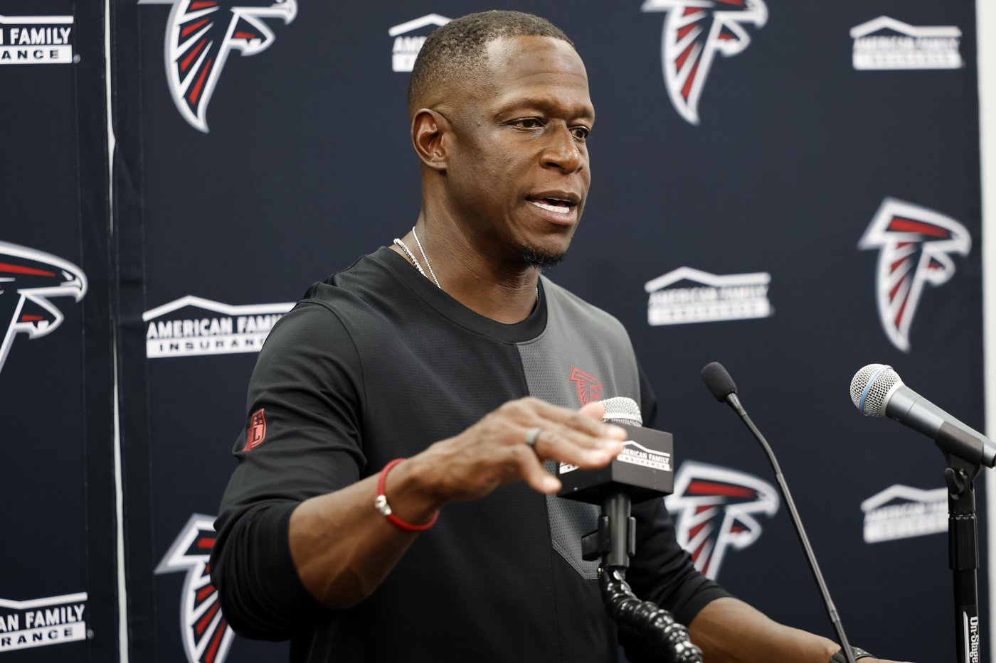 Falcons offensive coordinator Zac Robinson moving from coach's box to sideline after shutout loss | iNFOnews.ca