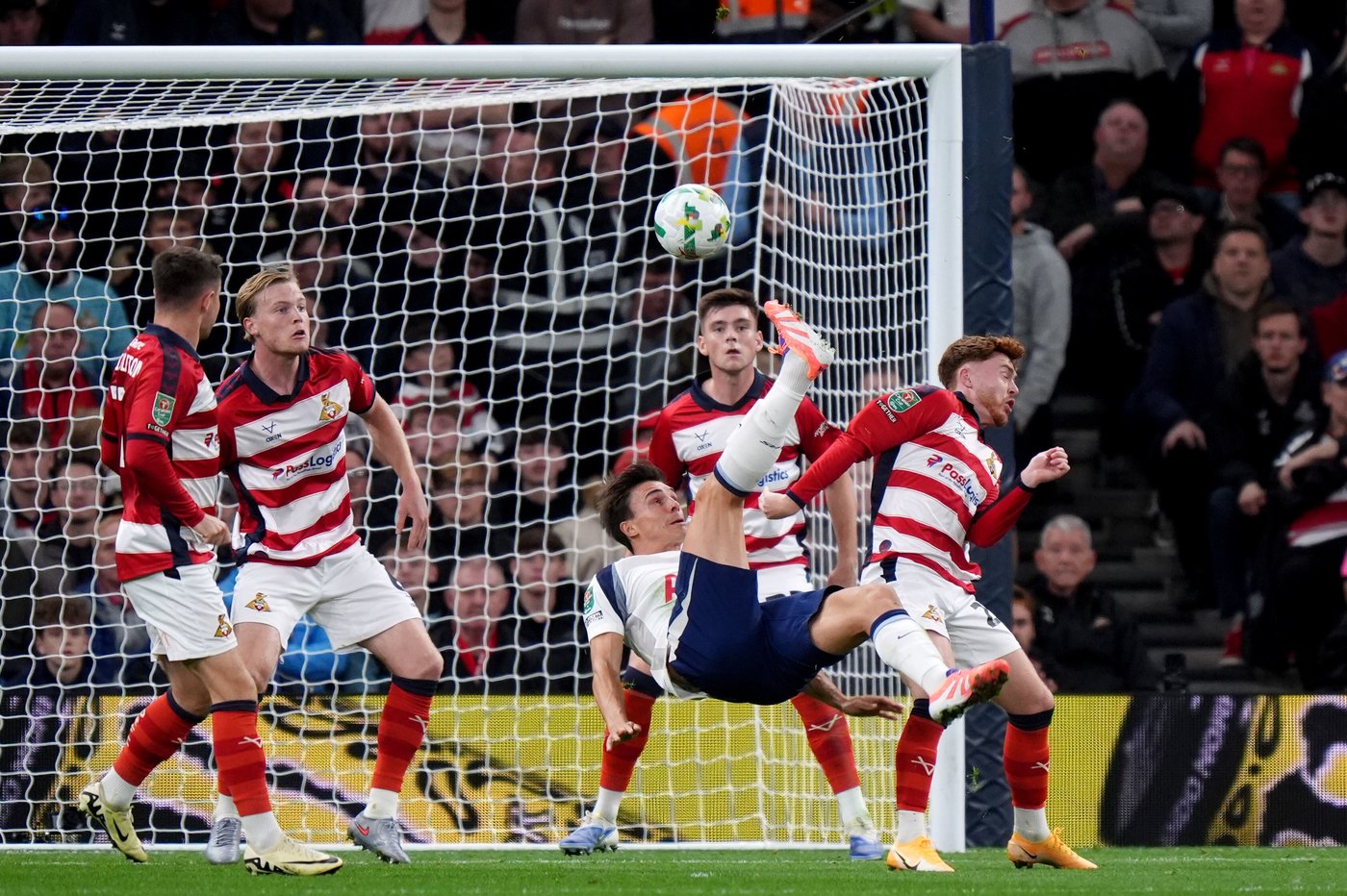 Eze scores first Arsenal goal in League Cup win. Man City, Tottenham and Newcastle also advance | iNFOnews.ca